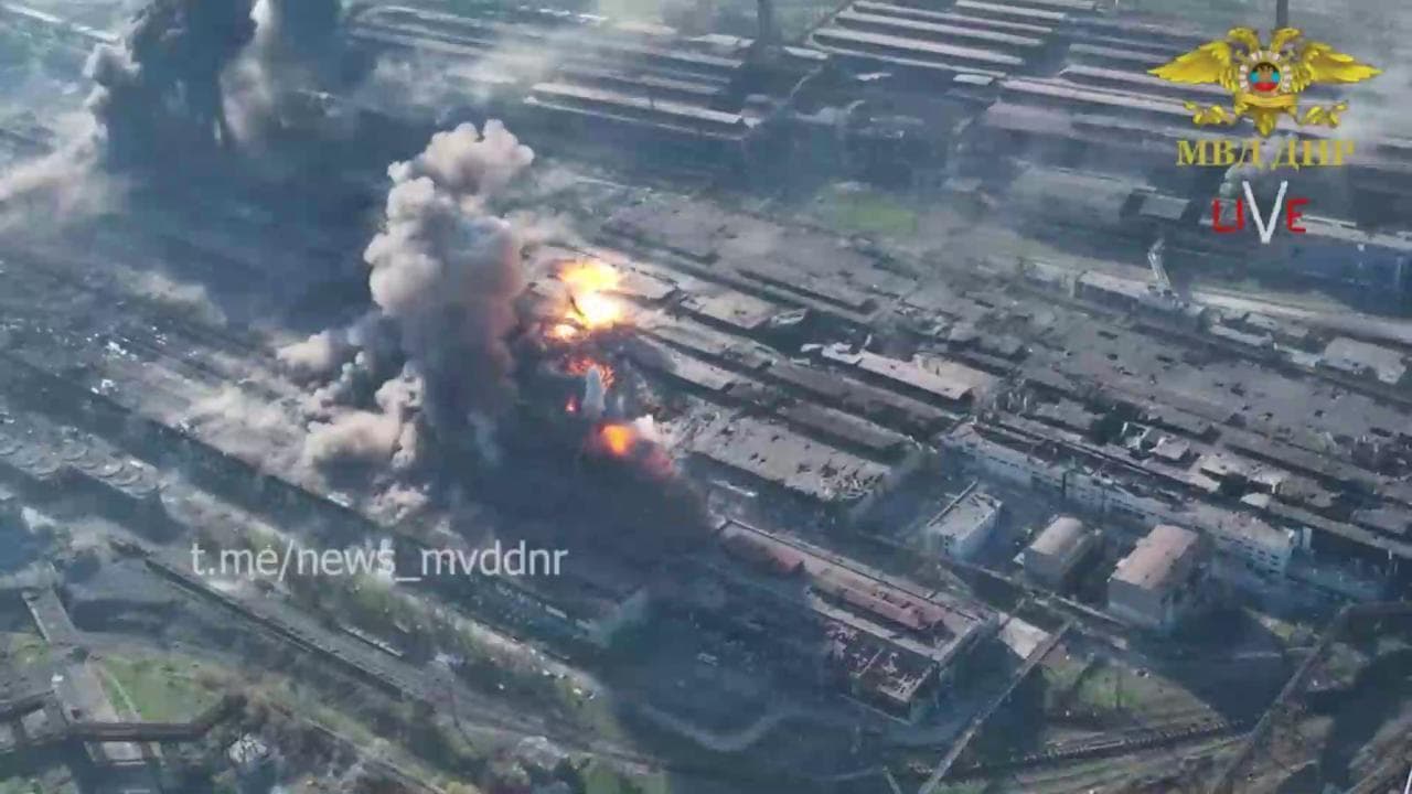 Ucraina, nuovi bombardamenti russi sull'acciaieria Azovstal di Mariupol