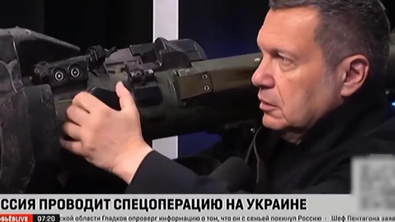 Russia, il conduttore filo putiniano Soloviev mostra l'utilizzo di un lanciarazzi ucraino in diretta