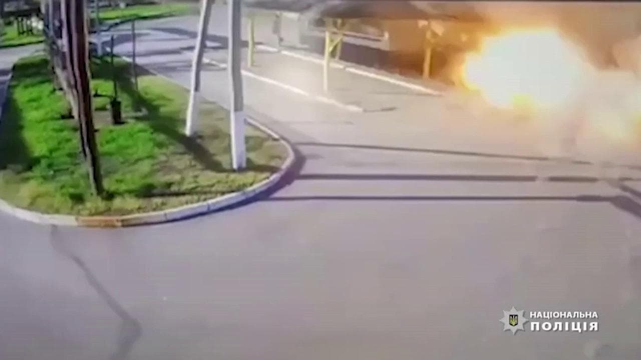 Avdiivka, bombe sui lavoratori che stavano salendo sul bus: il momento dell'attacco