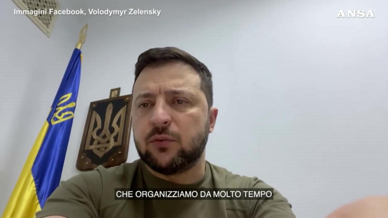 Zelensky: "Faremo di tutto per far uscire la nostra gente da Mariupol e Azovstal"