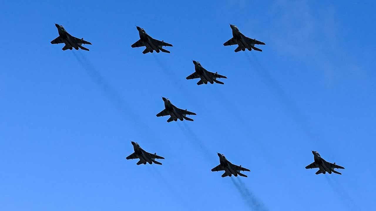 I caccia russi formano una Z nel cielo di Mosca: i preparativi della parata del 9 maggio