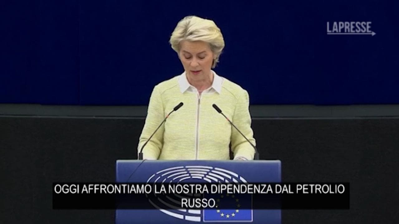 La presidente della Commissione Ue von der Leyen: "Stop al petrolio russo entro sei mesi"