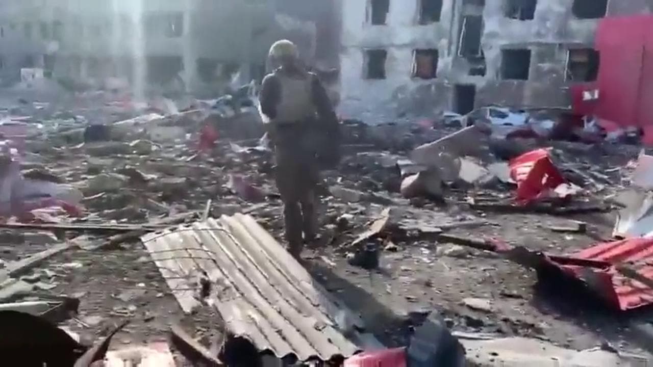 Edifici carbonizzati, macerie e distruzione: ecco l’Azovstal dopo i bombardamenti