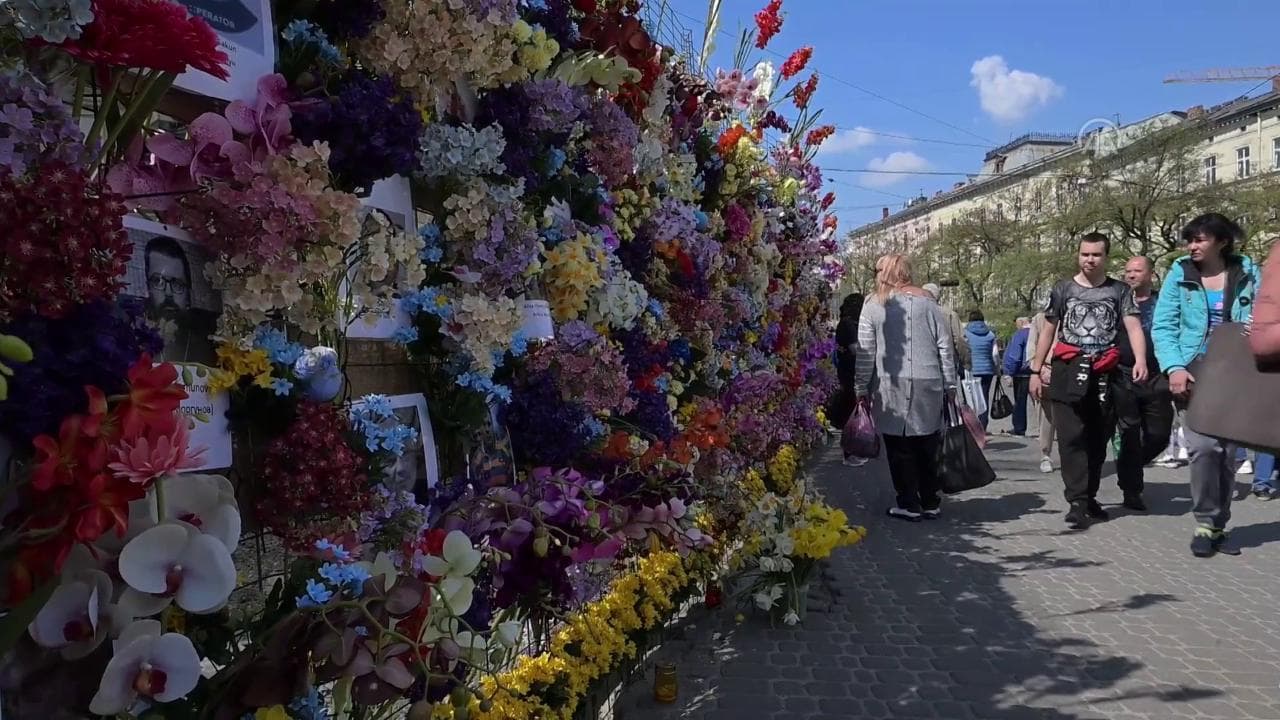 Leopoli, eretto un muro ricoperto di fiori per commemorare le vittime civili