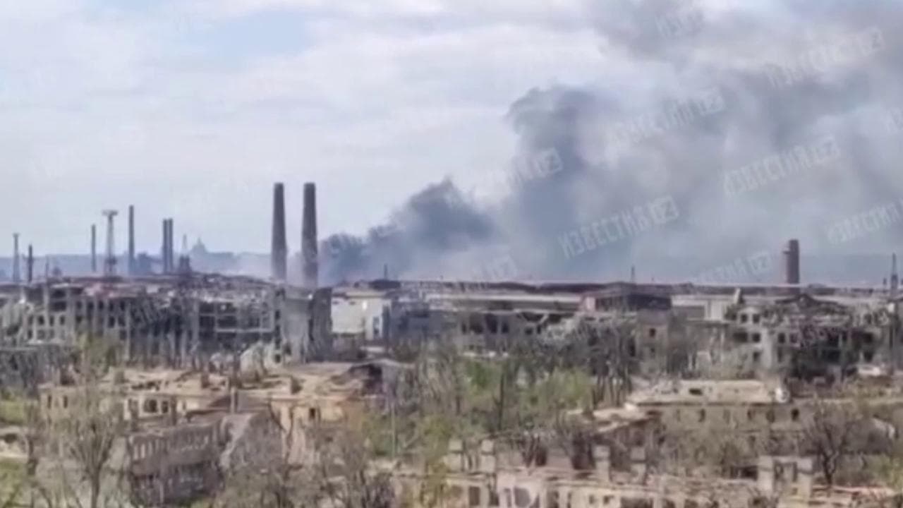 Continua l'assalto militare russo all'acciaieria Azovstal: i video dei bombardamenti