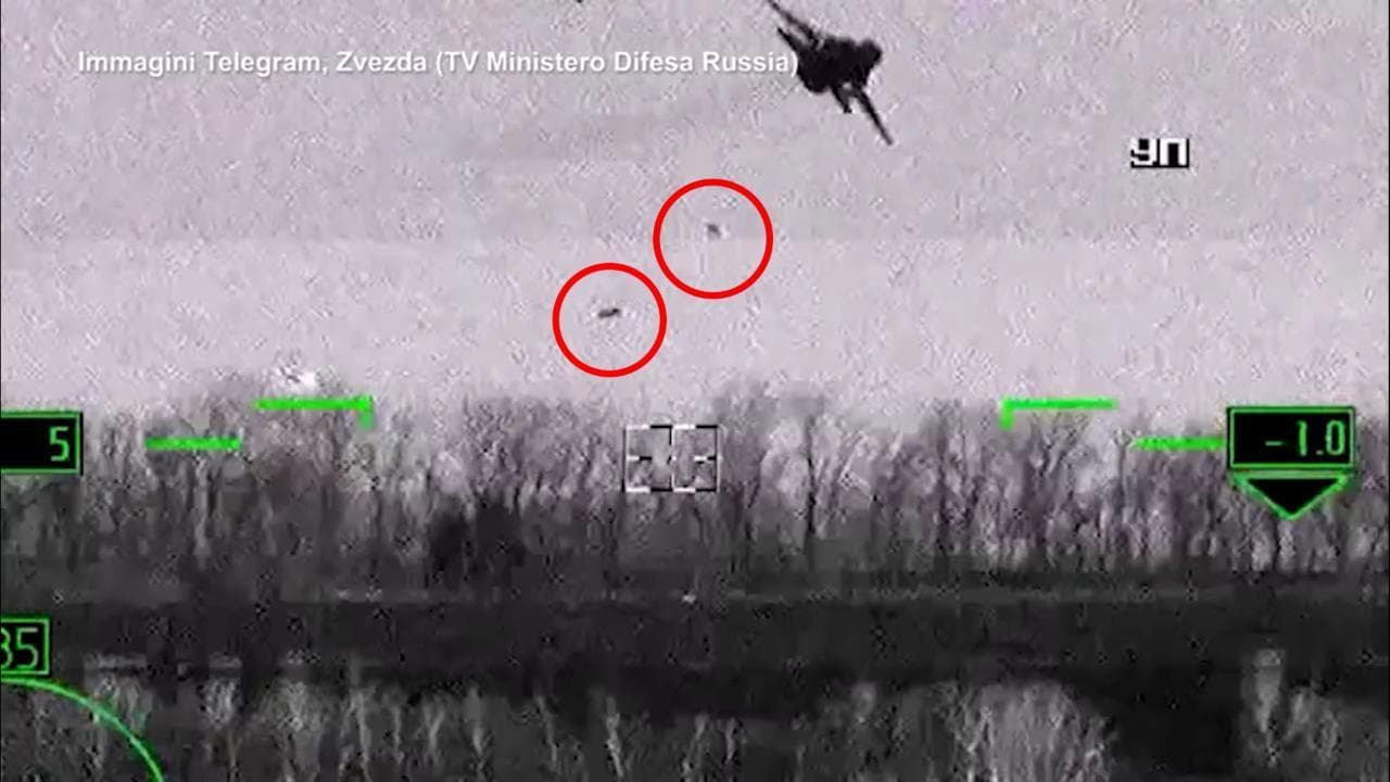 Il raid a bassa quota del caccia russo: bombardate delle aree fortificate dell'esercito di Kiev
