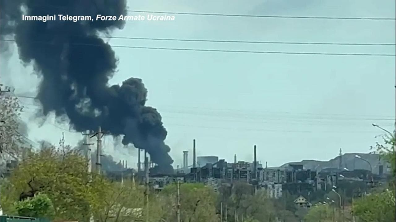 Azovstal di nuovo sotto attacco russo: la colonna di fumo si alza dall'acciaieria
