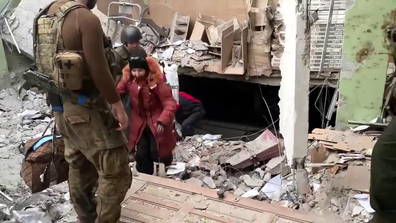 Via dall'incubo: i primi civili riemergono dall'acciaieria Azovstal