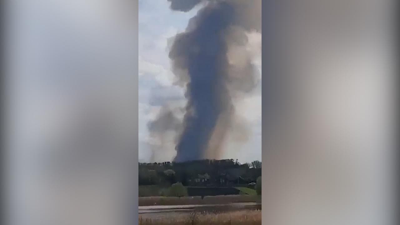 In fiamme struttura della difesa russa a Belgorod, la colonna di fumo