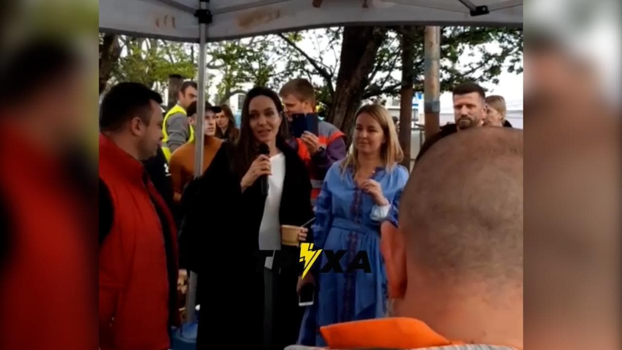 Angelina Jolie in Ucraina: la star di Hollywood condivide il pranzo con gli sfollati di Leopoli