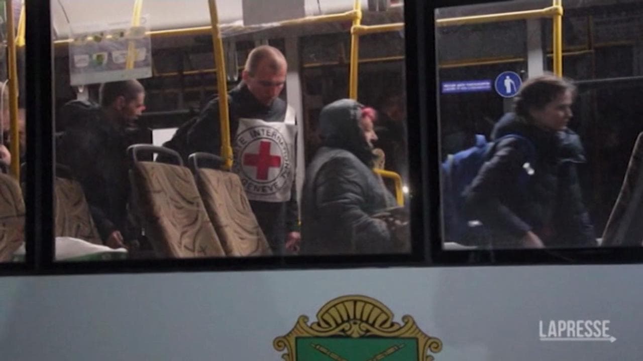 I primi civili evacuati dall'acciaieria Azovstal assediata