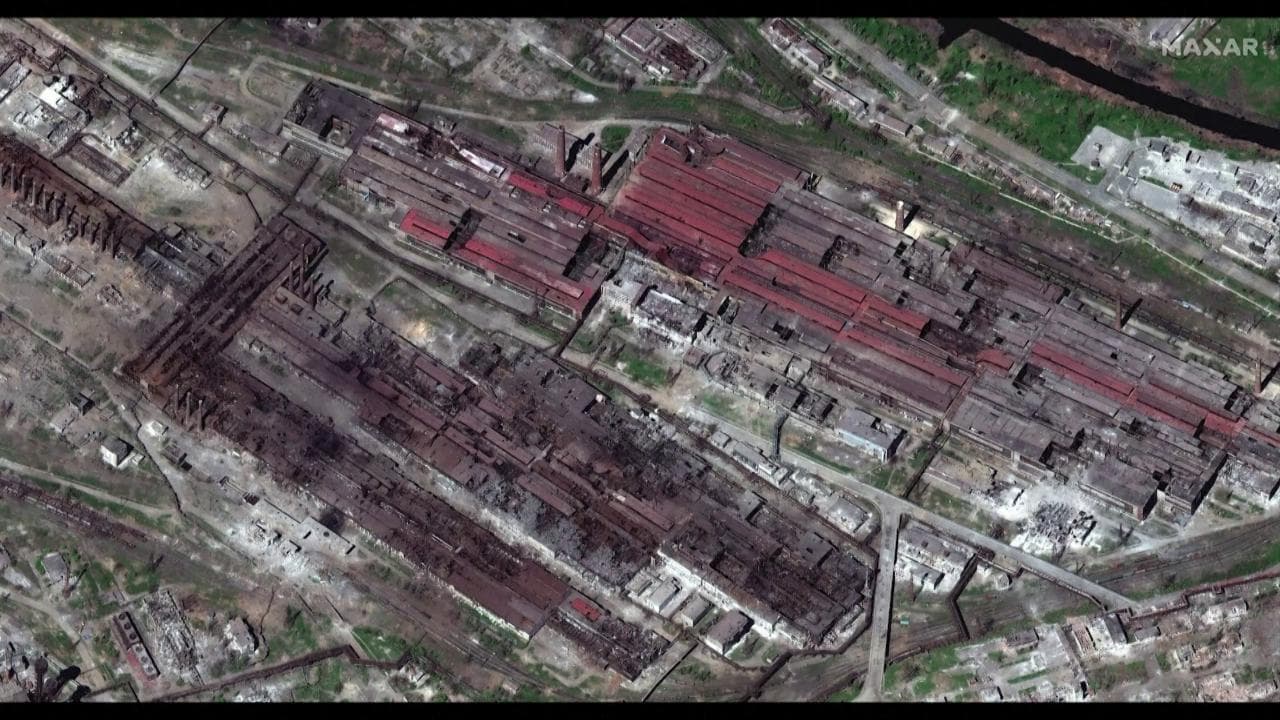 Le immagini satellitari dell'acciaieria Azovstal devastata dai bombardamenti russi