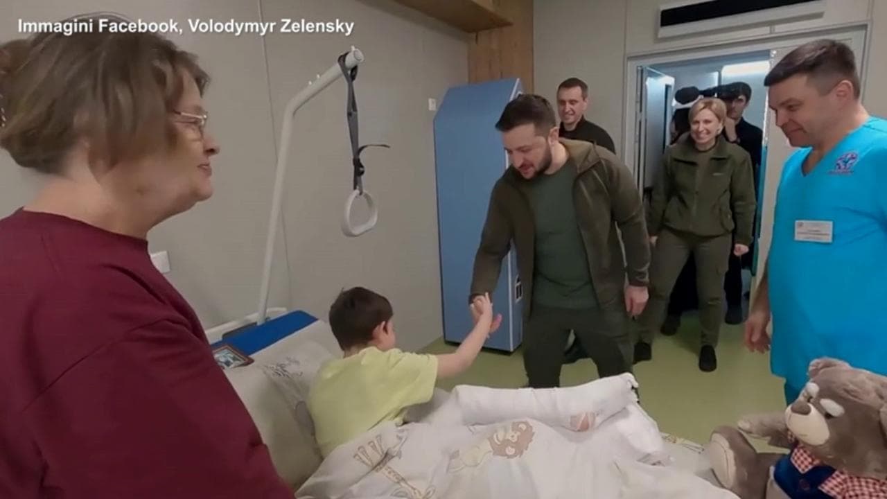 Ucraina, Zelensky fa visita in ospedale a Ilya, salvato dalla nonna Elena con l'aiuto di Abramovich