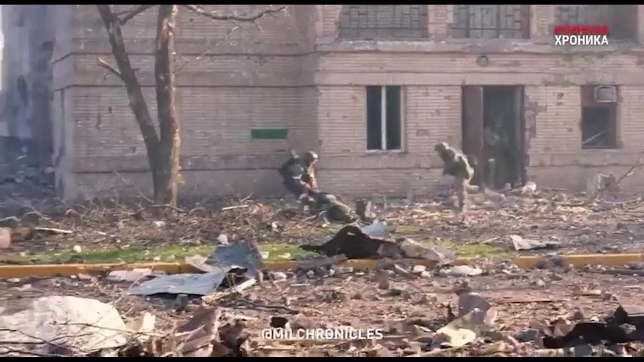 Il drammatico soccorso al soldato ferito a Mariupol