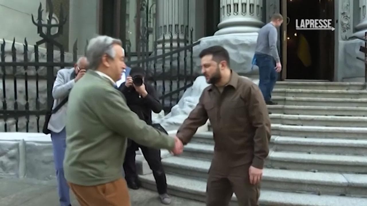 Zelensky-Guterres, l'incontro in strada a Kiev poco prima dell'attacco sulla città