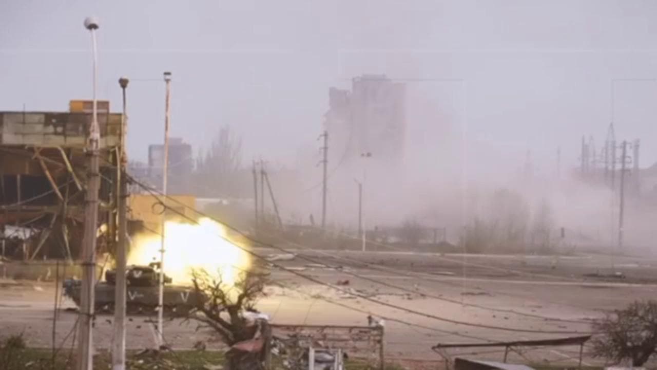Mariupol ancora sotto attacco anche dopo lo stop ordinato da Putin: un tank russo continua a sparare sotto i bombardamenti
