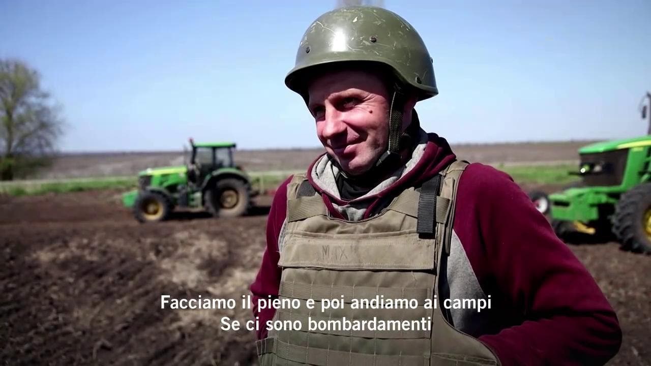 La guerra non ferma l'agricoltura, i contadini ucraini lavorano col giubbotto antiproiettile