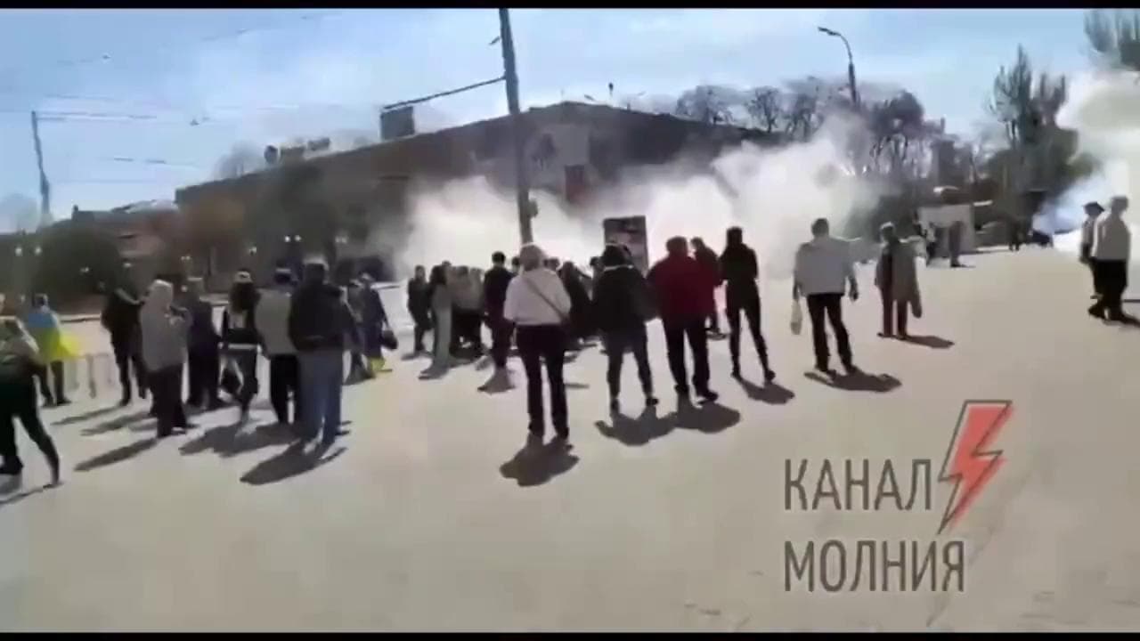 Kherson, manifestazioni contro gli occupanti: l'esercito russo spara lacrimogeni sulla folla