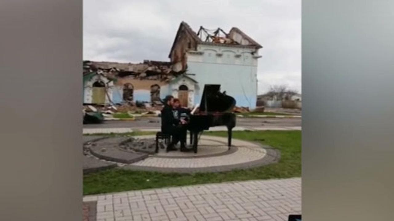 Pianista suona Chopin davanti alle rovine della "Casa della cultura" di Irpin
