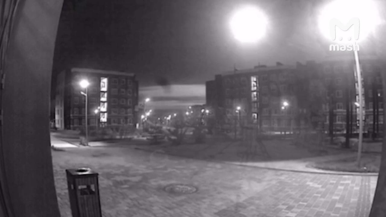Deposito di munizioni in fiamme a Belgorod, il missile lanciato dalla contraerea russa illumina il cielo notturno