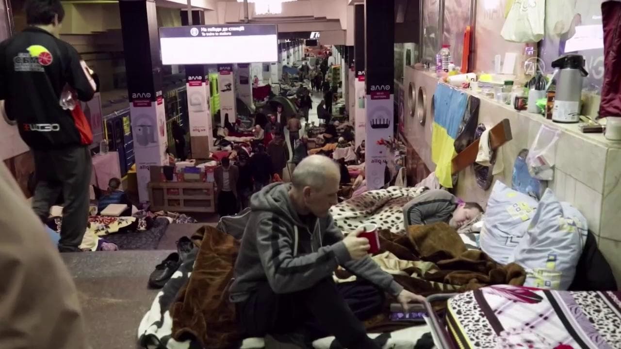 Kharkiv, la vita quotidiana dentro la metropolitana aspettando che finisca la guerra