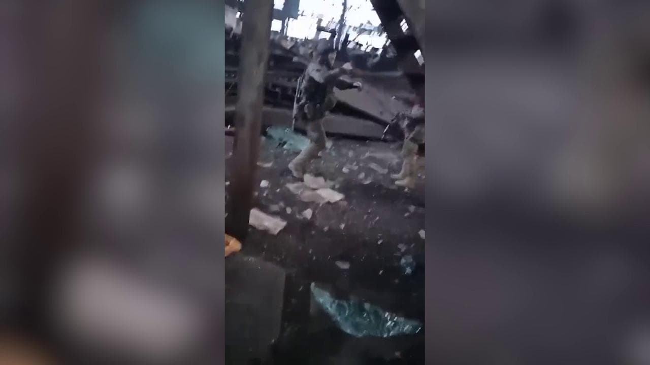 Mariupol, il ballo di due soldati ucraini nella fabbrica assediata