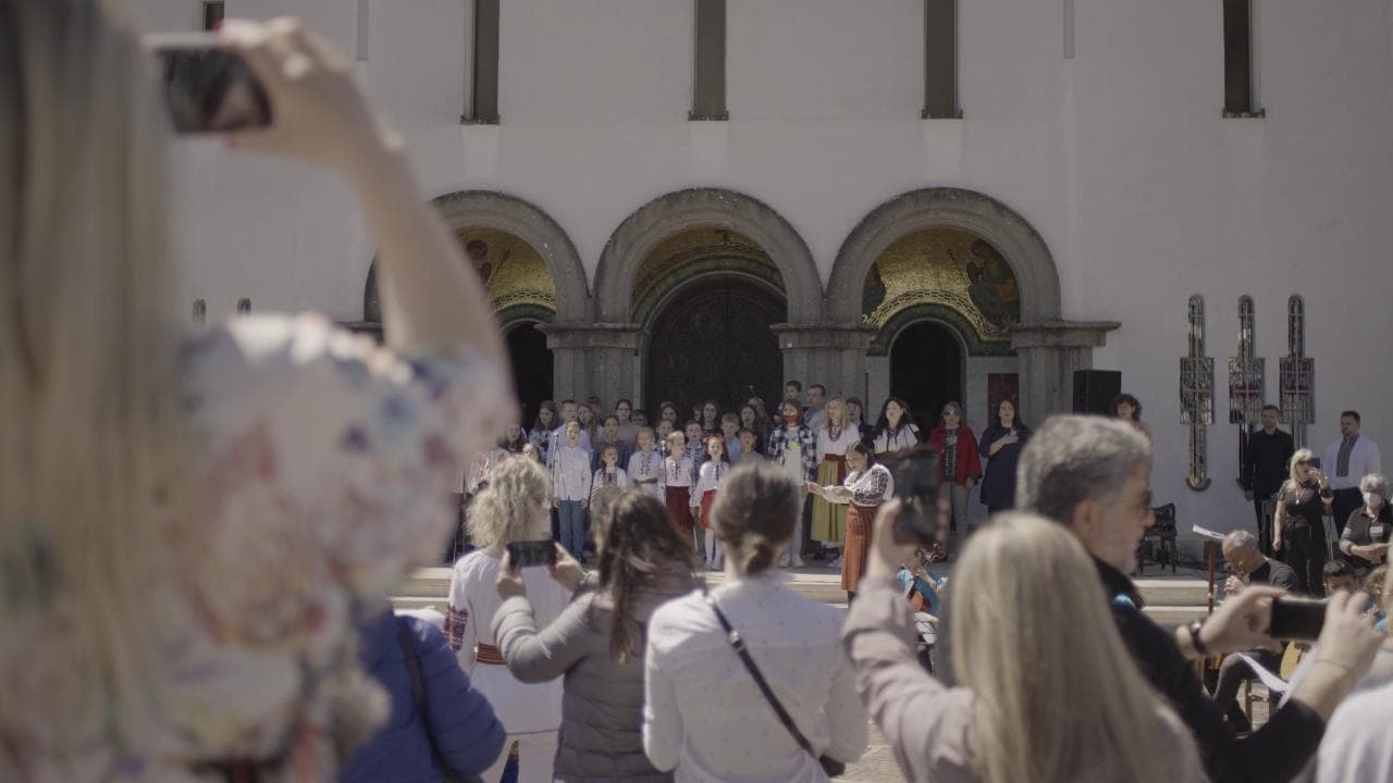 Gli ucraini a Roma celebrano la Pasqua ortodossa: le videochiamate con i familiari al fronte