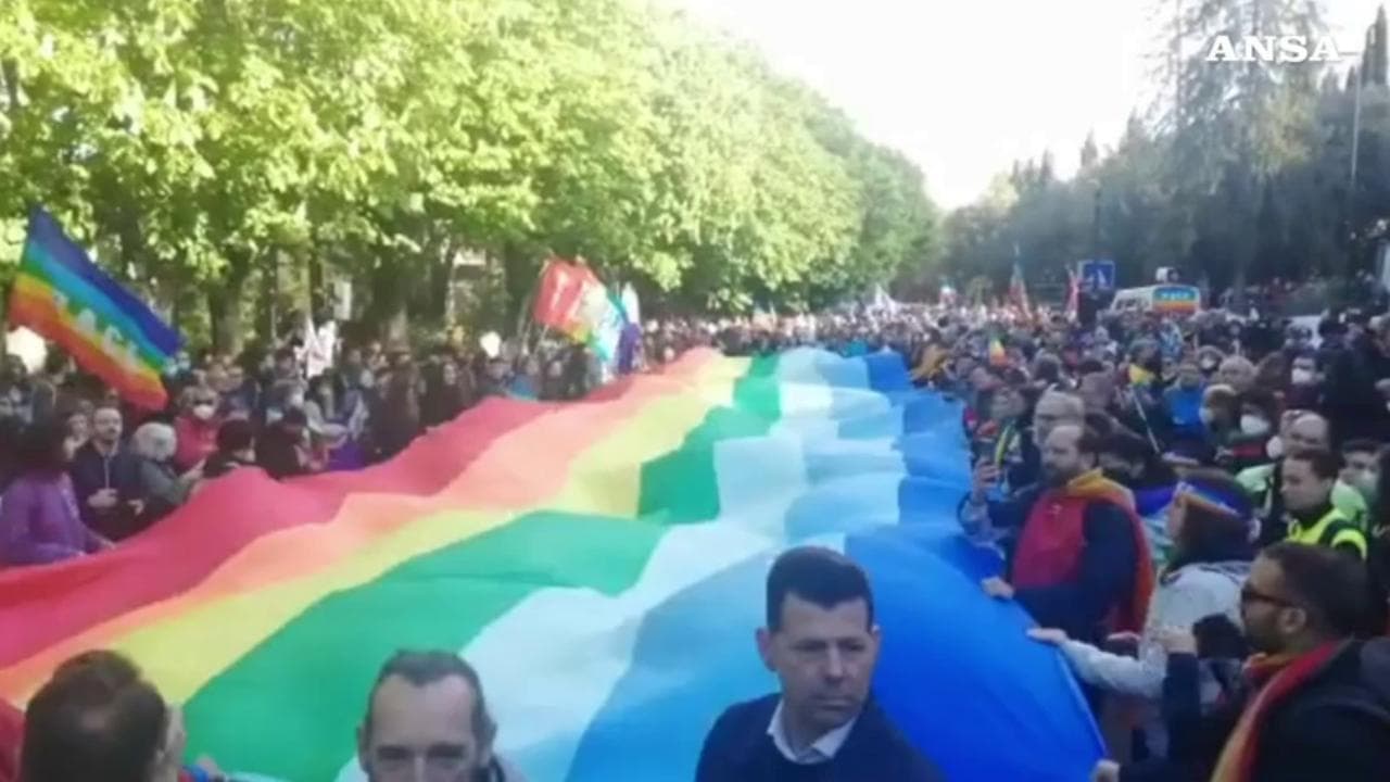 Perugia-Assisi, in diecimila alla marcia per la pace in Ucraina
