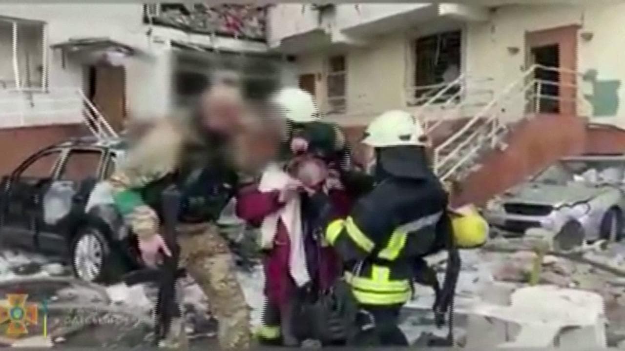 Missili russi su Odessa: i civili feriti vengono portati via da un condominio devastato