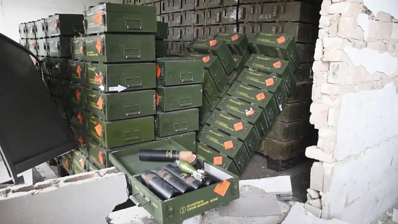 Karkhiv, l'esercito russo mostra un arsenale: "Ci siamo impossessati delle armi ucraine"