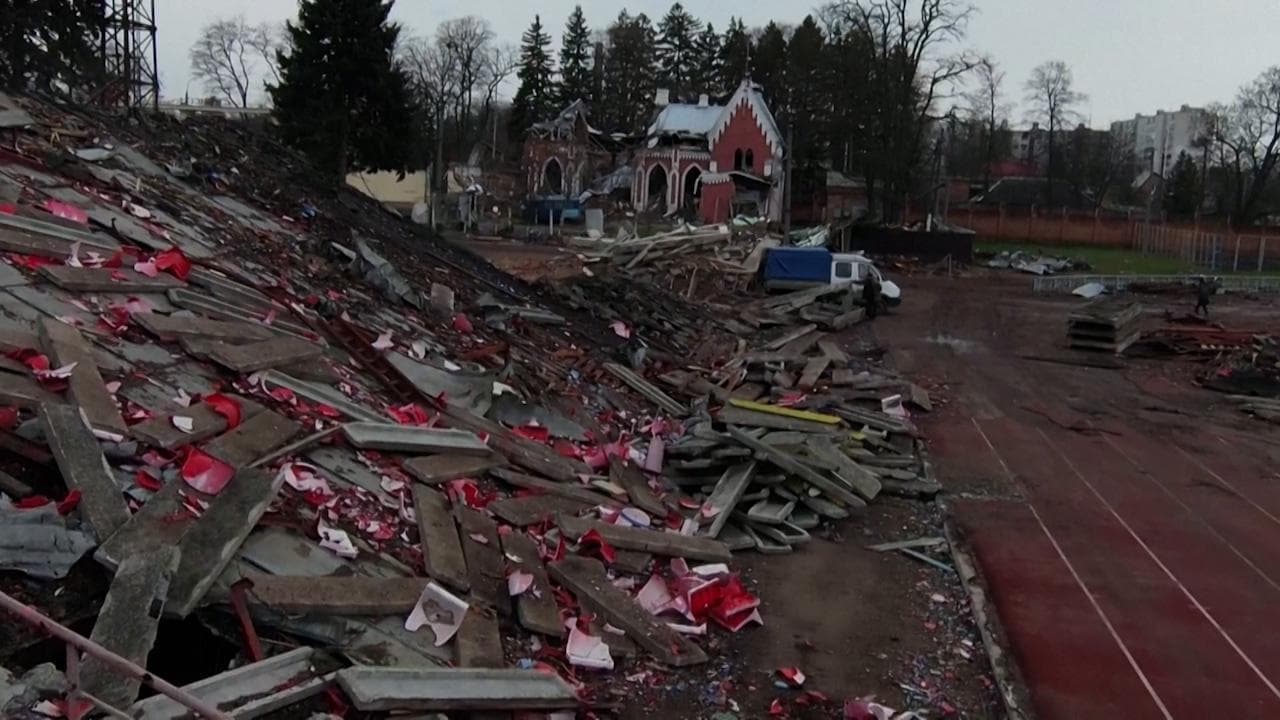In volo tra le macerie di Chernihiv: il drone entra nei palazzi sventrati e nello stadio distrutto
