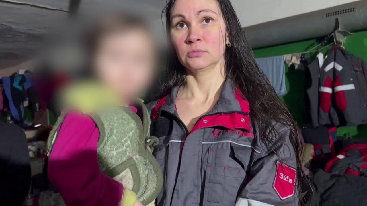 Mariupol, dentro l'acciaieria di Azovstal. Bambini e donne nel bunker da due mesi: il video di Azov