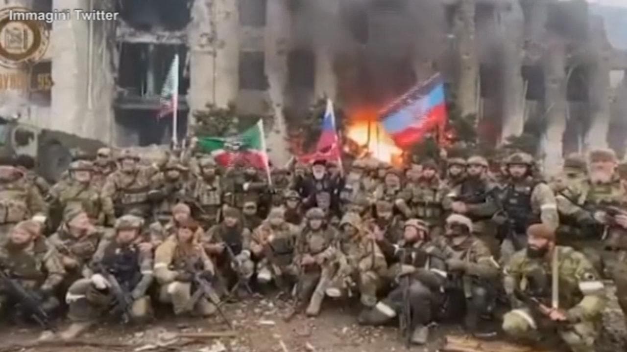 Le truppe cecene di Kadyrov esultano per la presa di Mariupol