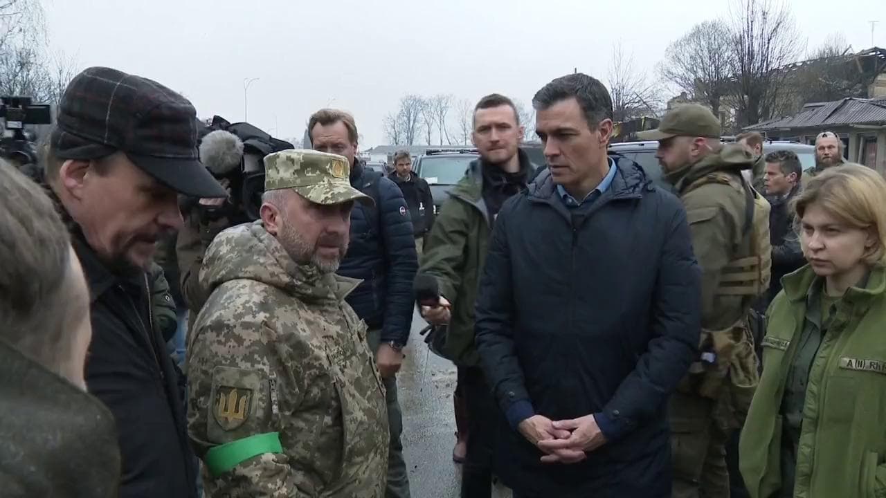 Borodyanka, la visita del premier spagnolo Sanchez: "Commosso per gli orrori della guerra di Putin"