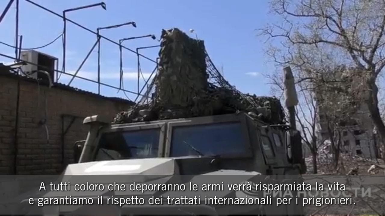 Mariupol, l'ultimatum dei soldati russi agli ucraini rimasti nell'acciaieria: "Arrendetevi e avrete salva la vita"