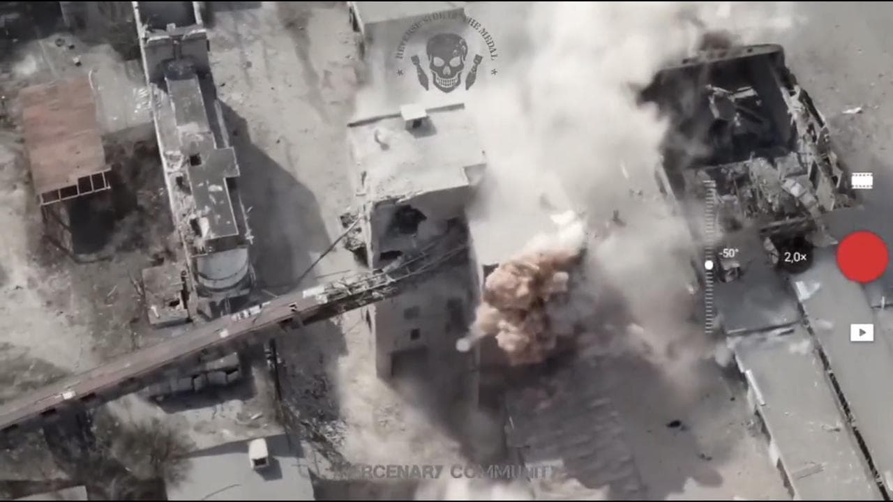 Mariupol, bombardata l'acciaieria Azovstal: il momento dell'attacco
