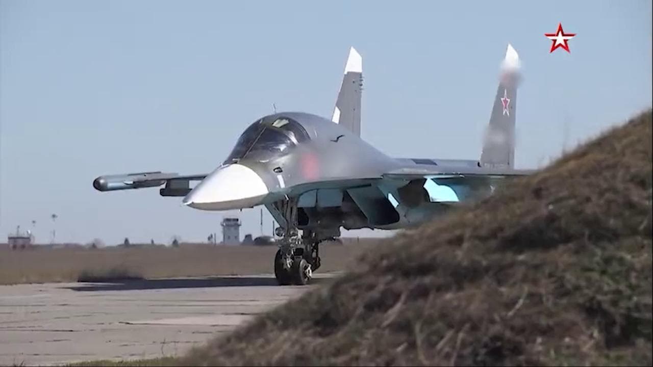 I caccia russi contro l'acciaieria fortezza di Mariupol