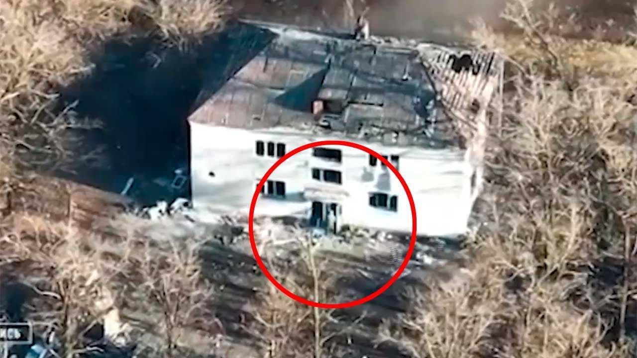 Donetsk, l'esercito ucraino bombarda un avamposto russo: la fuga disperata dei soldati