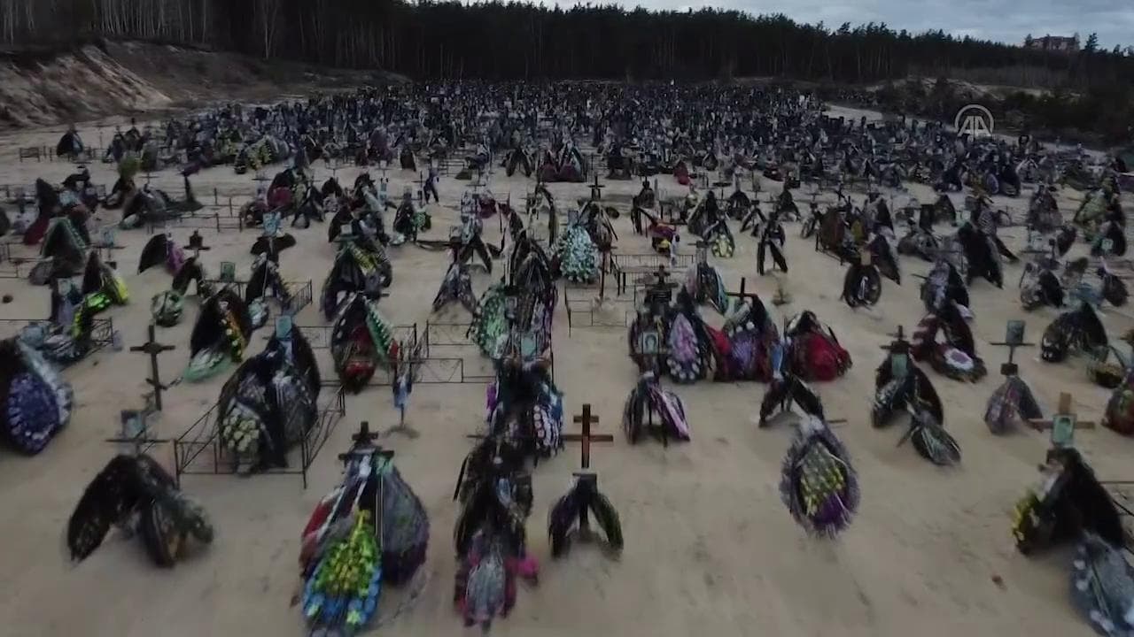 Irpin, centinaia di bare nel cimitero appena costruito: le immagini dal drone