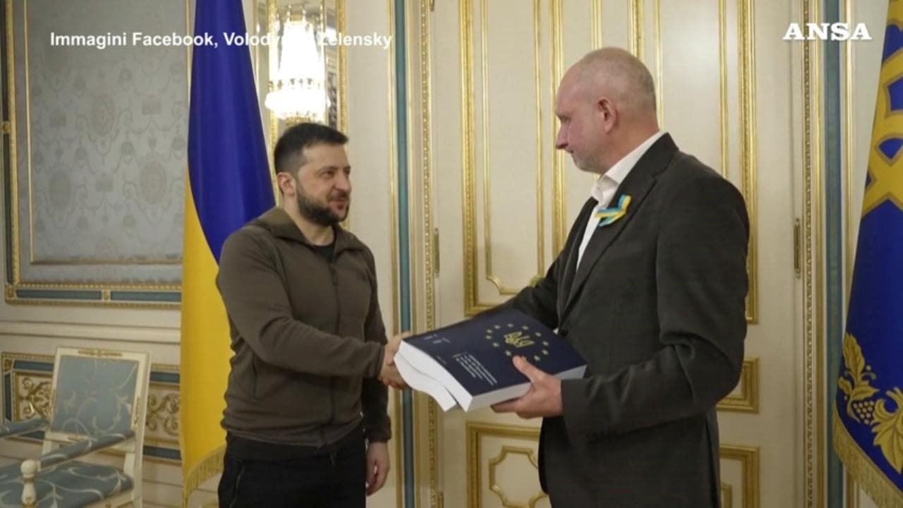Ucraina, Zelensky consegna il questionario per l'adesione all'Ue: "Ci sentiamo da tempo europei"