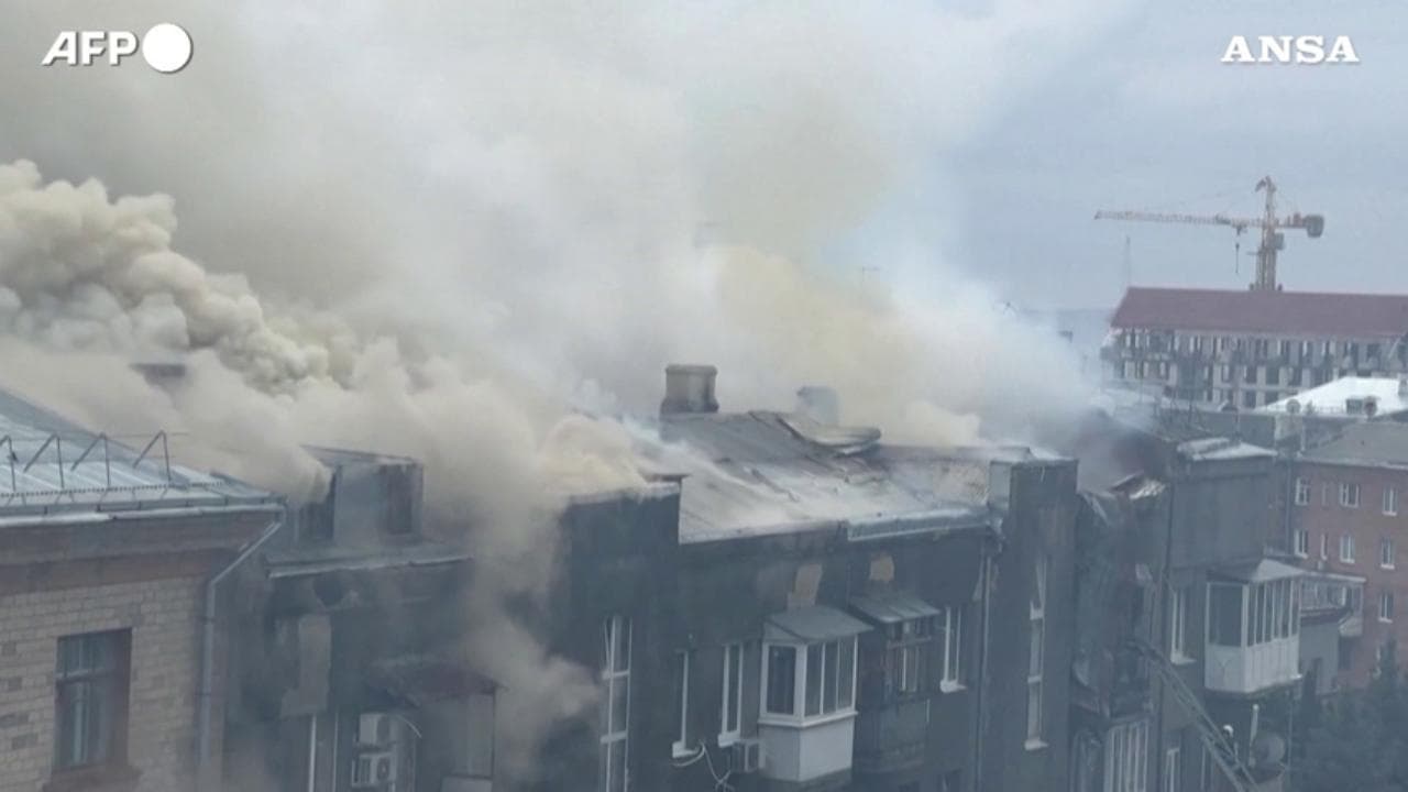 Kharkiv martoriata dagli attacchi aerei: vasto incendio in un edificio dopo raid russo
