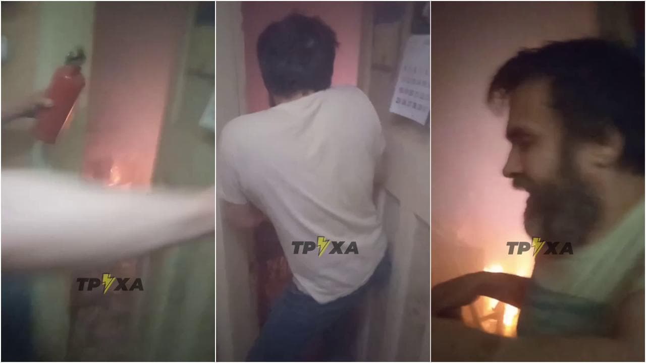 Kharkiv, dopo i bombardamenti un uomo entra nella casa in fiamme tentando di spegnere l'incendio
