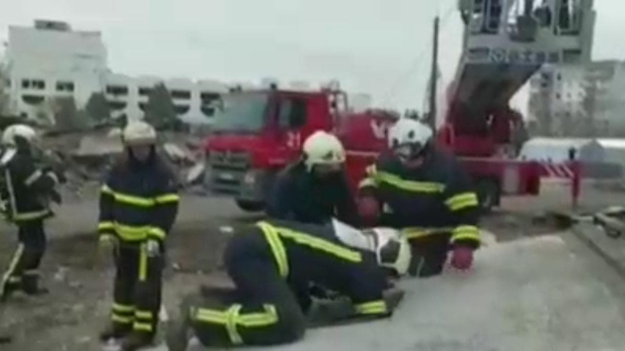I soccorritori tra le macerie alla ricerca di sopravvissuti dopo i bombardamenti russi su Borodyanka