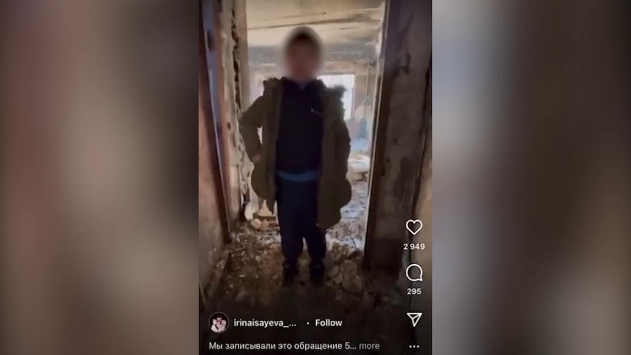 Mariupol, il bambino mostra la casa distrutta: "Grazie ai 'salvatori dalla Russia' per tutto questo"