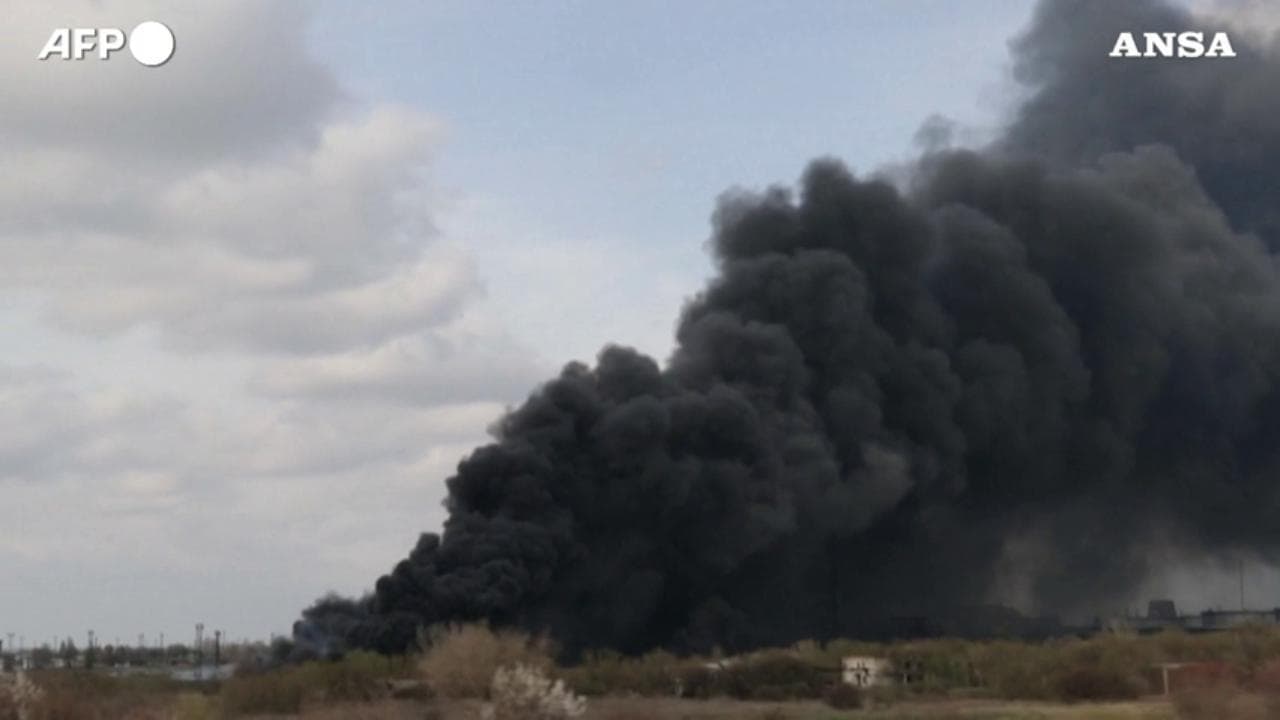 Donetsk, colpita una raffineria: la colonna di fumo sopra l'impianto a Lysychansk