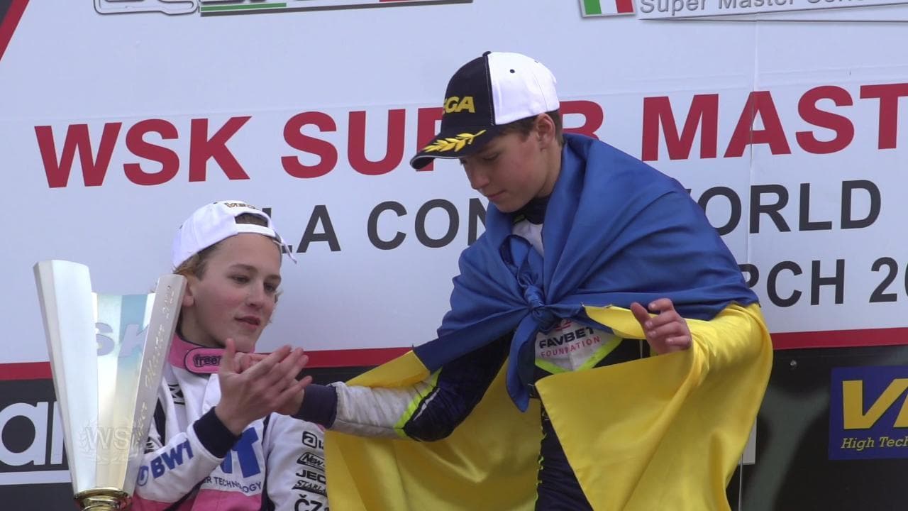 Ucraina, il gesto di amicizia tra i due minicampioni di kart divisi dalla guerra