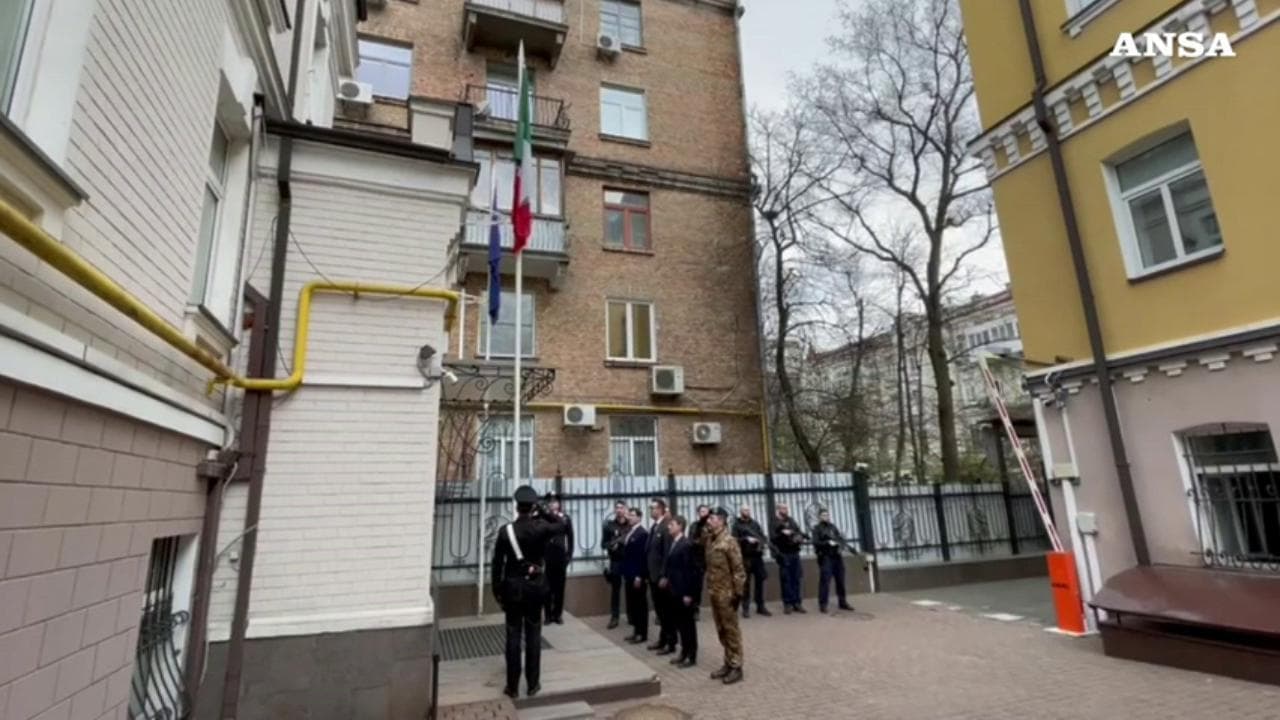 Kiev, tra alzabandiera e inno di Mameli riapre l’ambasciata italiana. Era stata chiusa il 3 marzo