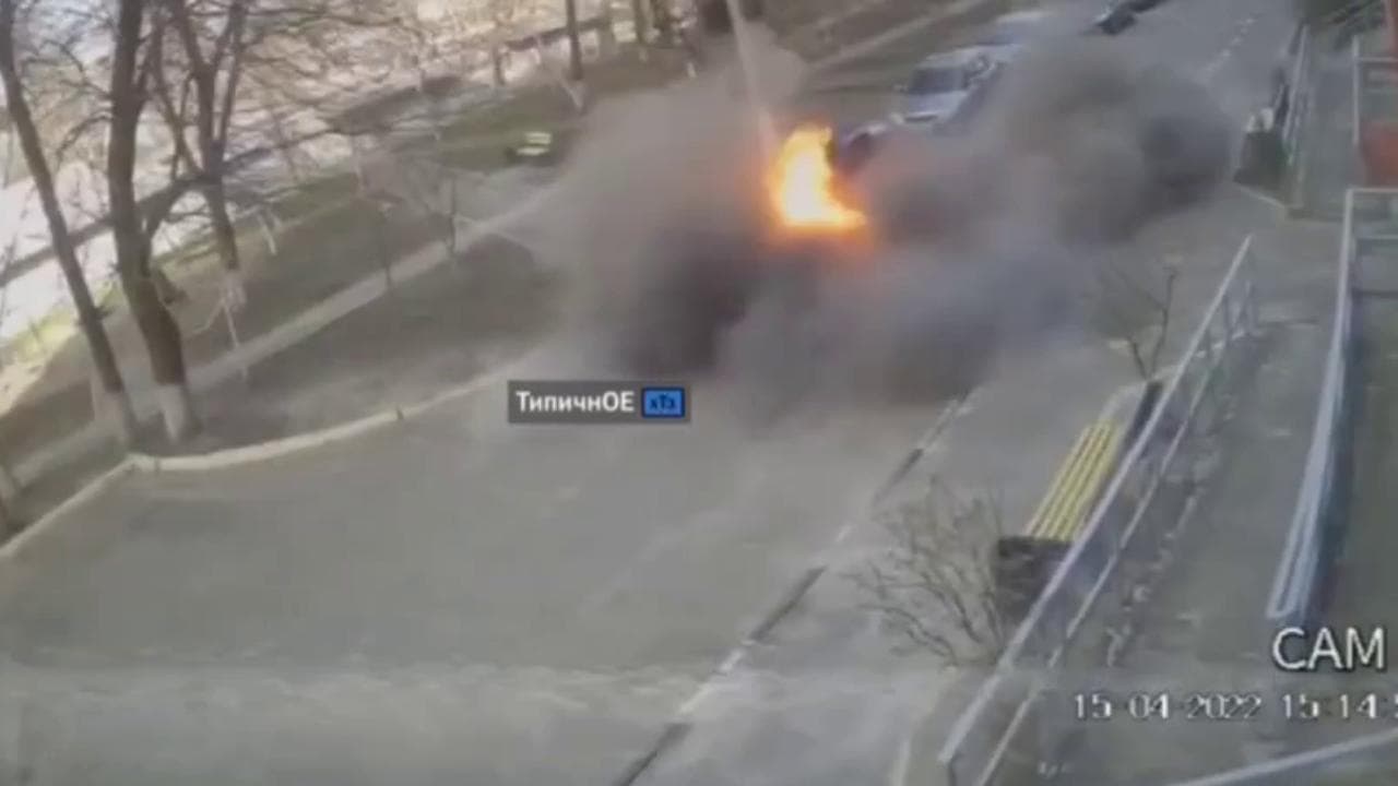 Kharkiv, l'attacco aereo è improvviso: così i civili si salvano dall'esplosione in strada