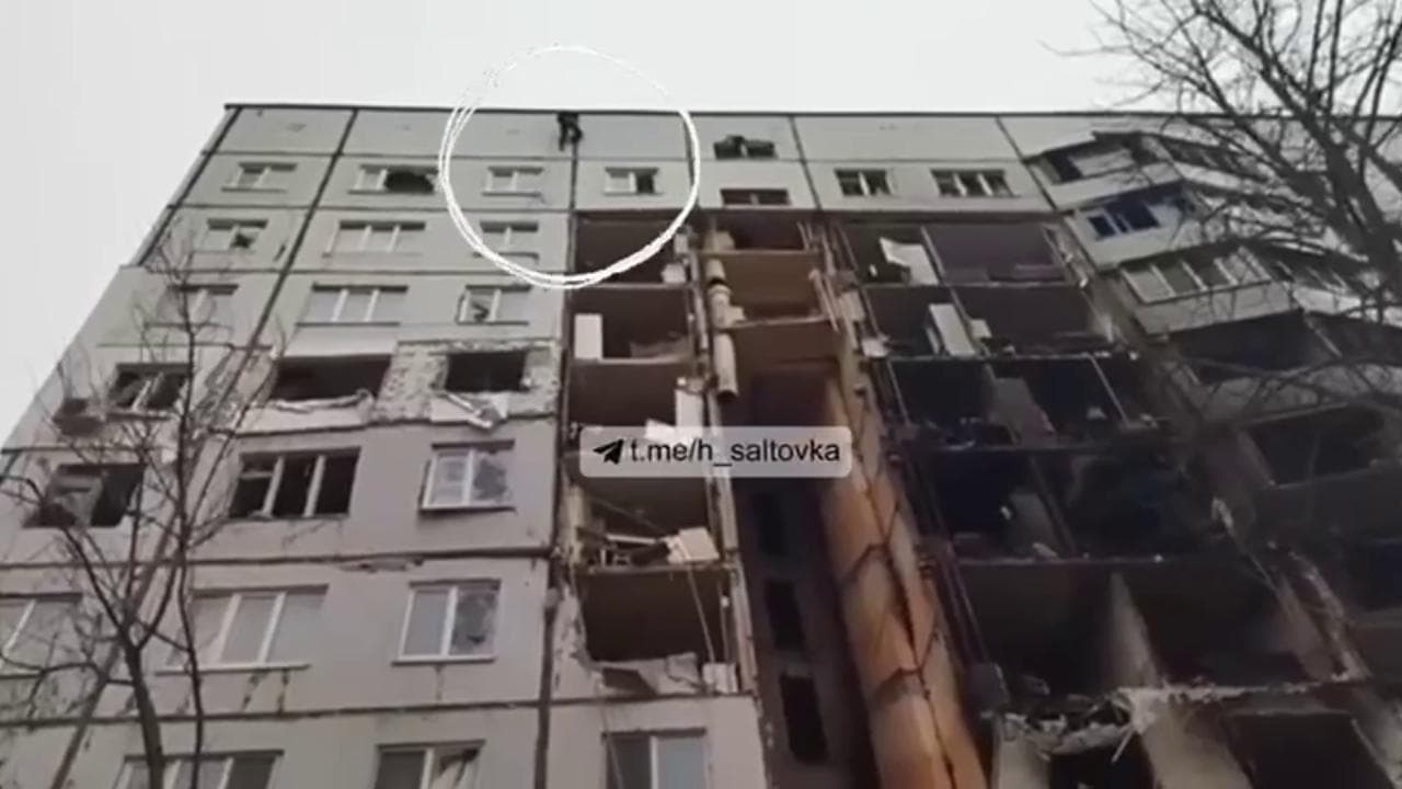 Kharkiv, si cala dal tetto per entrare in casa ma una parte del palazzo cede: ecco come si è salvato