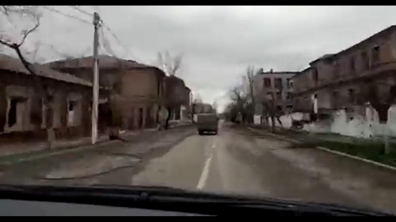 Mariupol, in auto tra le strade della città devastata dai bombardamenti russi